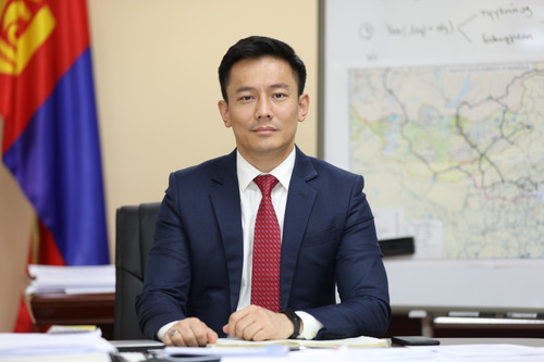 О.Батнайрамдал Оюутолгойн нээлттэй сонсголын үр дүнгийн талаар мэдээлэл өгч байна